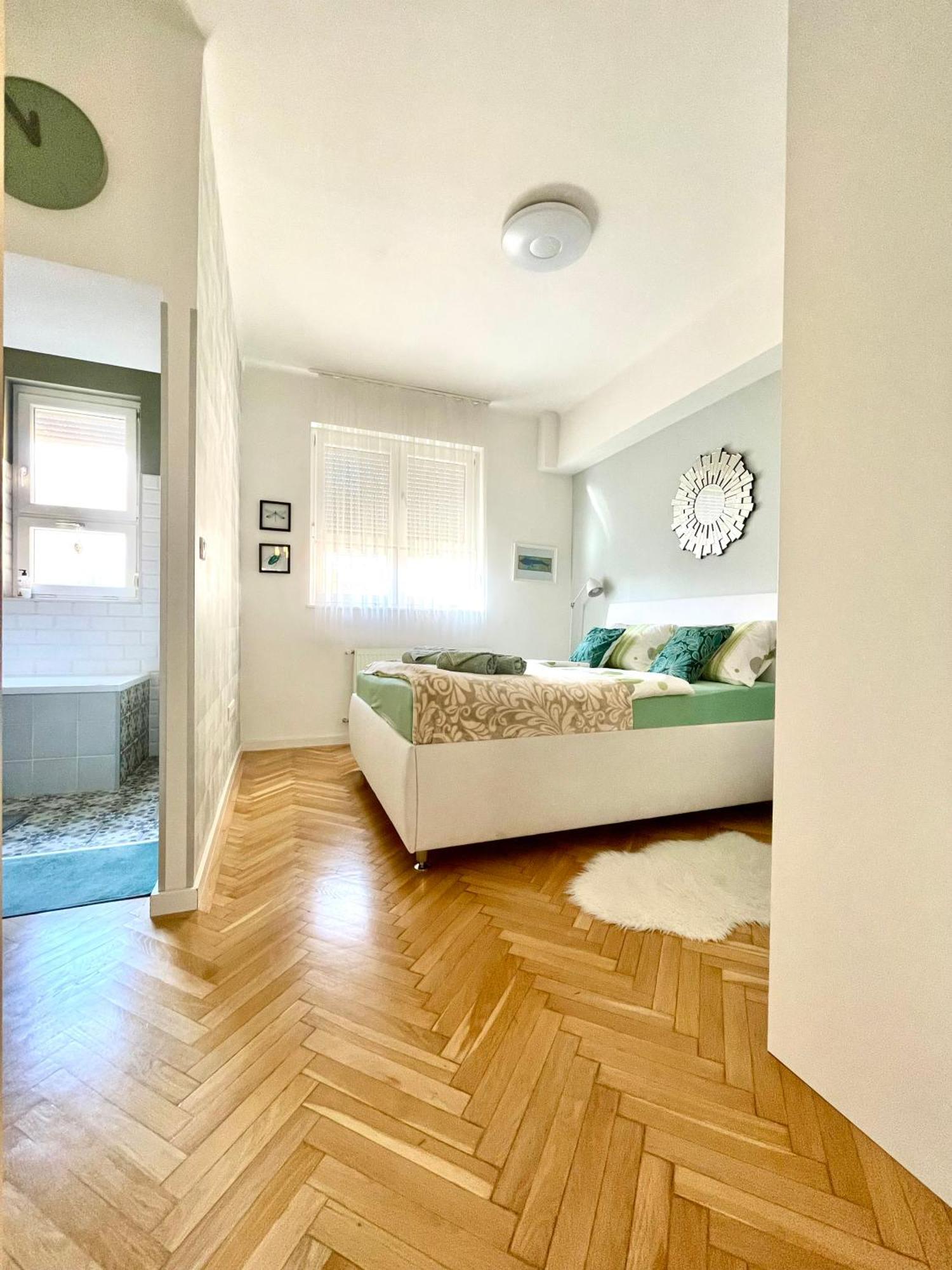 Mint Pearl Apartment 3 Rooms 2 Bathrooms At Kalvin Square Budapesta Exterior foto